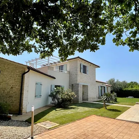Villa Luxury In Istria - 9,000 Sqm Private Estate With Pool & Sauna, 15 Min To Sea, Near Fazana, 3 Bedrooms