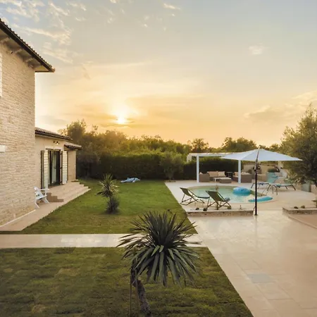 Villa Luxury In Istria - 9,000 Sqm Private Estate With Pool & Sauna, 15 Min To Sea, Near Fazana, 3 Bedrooms *
