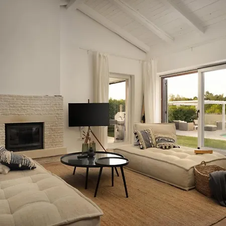 Luxury In Istria - 9,000 Sqm Private Estate With Pool & Sauna, 15 Min To Sea, Near Fazana, 3 Bedrooms Villa *