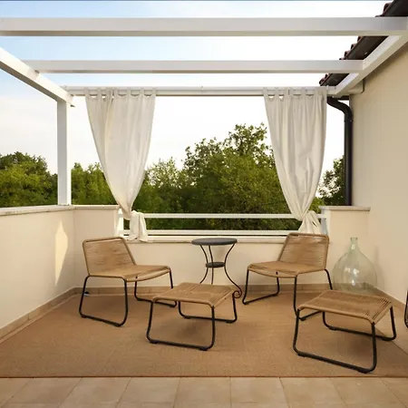 Villa Luxury In Istria - 9,000 Sqm Private Estate With Pool & Sauna, 15 Min To Sea, Near Fazana, 3 Bedrooms Jursici