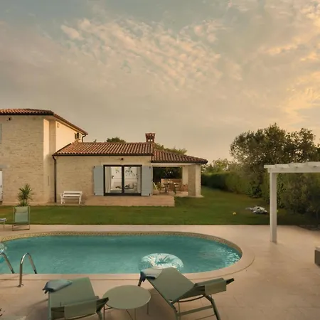 Villa Luxury In Istria - 9,000 Sqm Private Estate With Pool & Sauna, 15 Min To Sea, Near Fazana, 3 Bedrooms