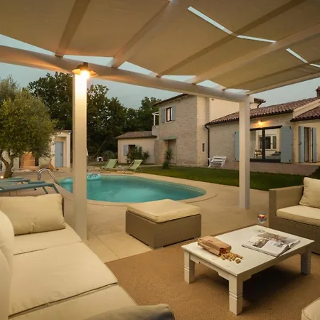 Luxury In Istria - 9,000 Sqm Private Estate With Pool & Sauna, 15 Min To Sea, Near Fazana, 3 Bedrooms Villa *