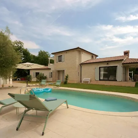 Luxury In Istria - 9,000 Sqm Private Estate With Pool & Sauna, 15 Min To Sea, Near Fazana, 3 Bedrooms *